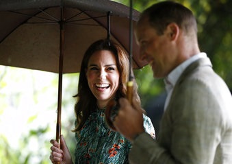 En esta imagen de archivo, tomada el 30 de agosto de 2017, el príncipe Guillermo de Inglaterra y su esposa, Catalina de Cambridge, sonríen mientras pasean por los jardines del Palacio de Kensington, en Londres. El príncipe Guillermo de Inglaterra y su esposa Catalina, duquesa de Cambridge,(AP).