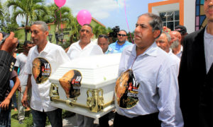 Emely Peguero Polanco fue sepultada en el cementerio de Cenoví, luego de una misa de cuerpo presente en la parroquia del distrito municipal. A las exequias asistieron cientos de personas que, indignadas, clamaban justicia.