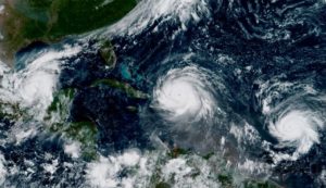 Imagen del satélite GOES-16 del jueves 7 de septiembre de 2017, en la que se aprecia el vórtice del huracán Irma (al centro) justo al norte de la isla de La Española. A la izquierda aparece el huracán Katia en el Golfo de México y a la derecha el huracán José en el océano Atlántico.
