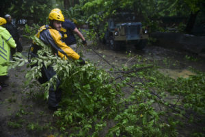 Rescatistas realizan sus labores en paso del Huracán Irma en territorio de Puerto Rico (AP Photo/Carlos Giusti)
