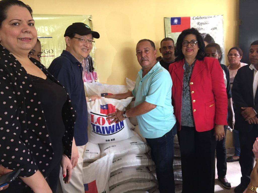 Embajador de Taiwán y senadora Cristina Lizardo entregan alimentos
