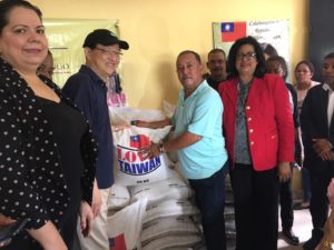 Embajador de Taiwán y senadora Cristina Lizardo entregan alimentos