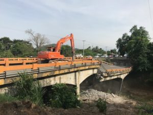 El Ministerio de Obras Públicas exhorta a conductores transitar con precaución en la zona que es demolido el puente.