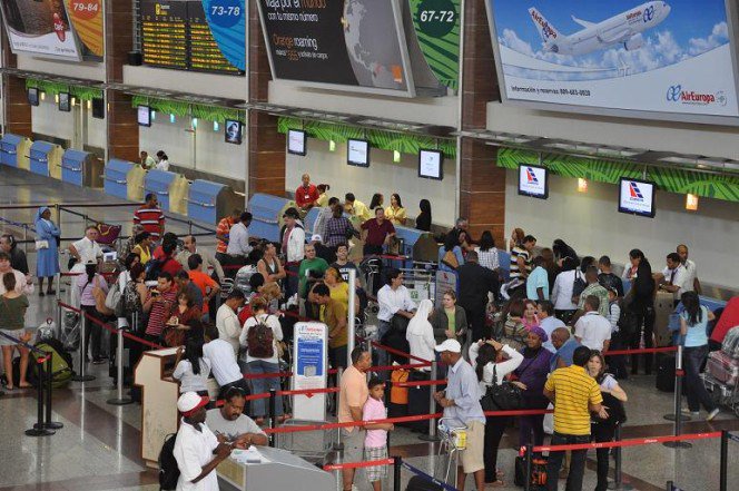 Turistas. Aeropuerto Internacional de las Américas -Aila-