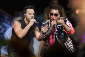Luis Fonsi, a la izquierda, y Daddy Yankee.
