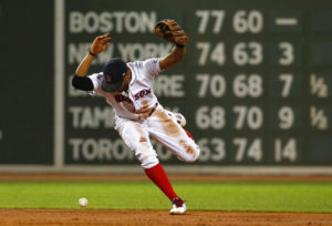 El torpedero Xander Bogaerts de los Medias Rojas de Boston pierde la bola durante un partido (AP Foto/Winslow Townson)