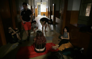 Gente descansando dentro de la escuela secundaria Miquel Tarradell, uno de los centros de votación designados para el disputado referendo del 1 de octubre sobre la independencia de la región española de Cataluña, en Barcelona, (AP Photo/Manu Fernandez)