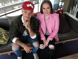 En esta foto del 20 de julio del 2017, Jesse Huerta, a la izquierda, y Joy Huerta, del dúo pop Jesse & Joy, posan durante una entrevista en la Ciudad de México. Jesse & Joy protagonizan la más reciente campaña de PETA Latino contra la crueldad hacia los animales. El dúo llama a sus seguidores a adoptar mascotas en lugar de comprarlas, y siempre esterilizarlas, en un anuncio publicado el jueves 7 de septiembre. (AP Foto/Berenice Bautista, Archivo)