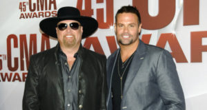 Eddie Montgomery, izquierda, y Troy Gentry del dúo Montgomery Gentry llegan a la 45ª entrega anual de los premios CMA en Nashville, Tennessee en una fotografía de archivo del 9 de noviembre de 2011. Gentry, la mitad del galardonado dúo country Montgomery Gentry, murió el viernes 8 de septiembre de 2017 en un accidente de helicóptero de acuerdo con un comunicado