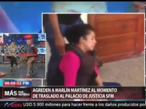 Multitud lanza piedras a Marlin Martínez.