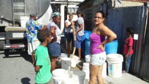 Residentes en Las Américas reciben agua en camiones.