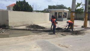 Junta Distrital de Verón limpia alcantarillas ante llegada de huracán María