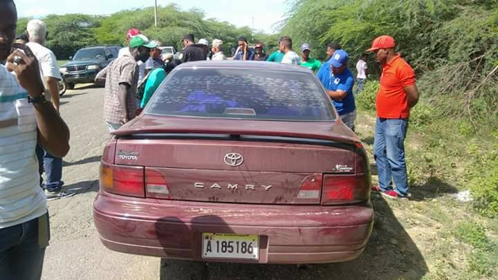 Vehículo marca toyota Camry, rojo, donde fue hallado muerto Seferino Antonio Almonte en Montecristi.