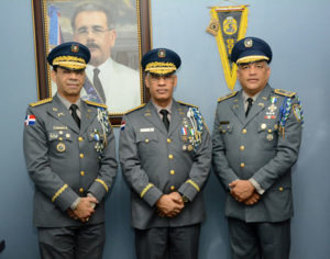 El nuevo vocero de la Policía Nacional, coronel Frank Félix Durán Mejía, toma posesión de su cargo (centro)