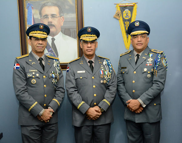El nuevo vocero de la Policía Nacional, coronel Frank Félix Durán Mejía, toma posesión de su cargo (centro)