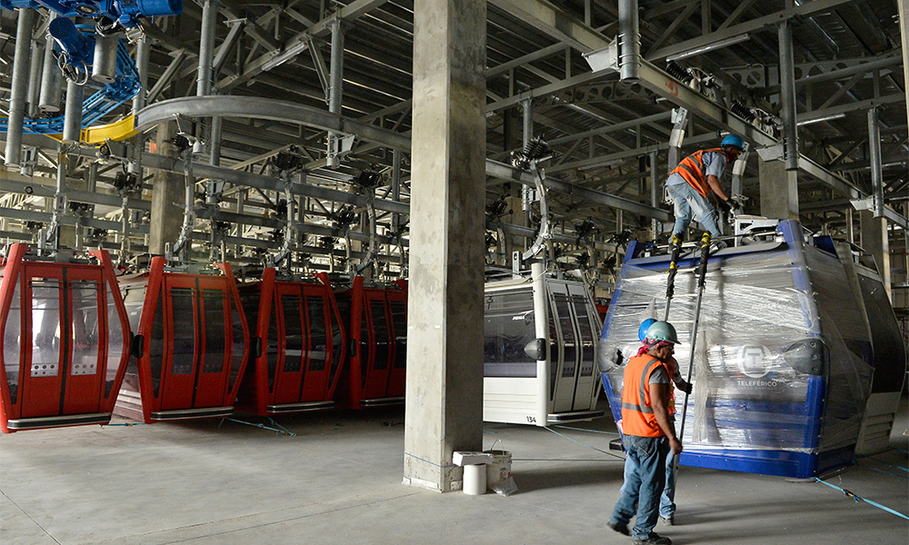 En cada una de las estaciones del Teleférico de Santo Domingo decenas de personas trabajan en la terminación de la obra, que de acuerdo con el coordinador técnico, ingeniero Julio Ramírez, antes del Año Nuevo la población podrá hacer uso del novedoso medio de transporte, el cual servirá a los habitantes del Gran Santo Domingo.