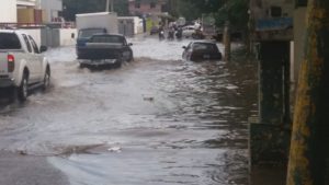 Vehículos varados en gran charco que se forma en la Dr. Defilló (Foto Diana Rodríguez)