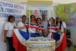 El alcalde municipal de Sabana Larga, Juan Antonio Castillo, junto a jóvenes participantes en la feria.