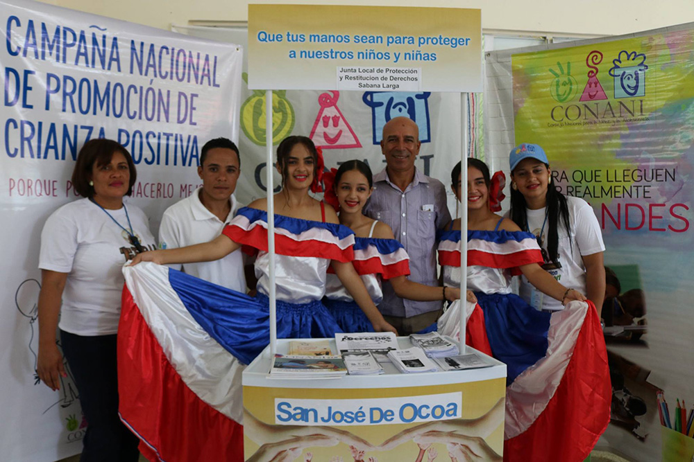 El alcalde municipal de Sabana Larga, Juan Antonio Castillo, junto a jóvenes participantes en la feria.