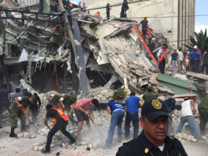 Terremoto en México ha dejado destrucción y más de 30 muertos (AP Photo/Enric Marti)