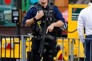 Un policía armado monta guardia cerca del lugar donde se produjo un incidente en un trend el metro de Londres, en la estación de Parsons Green, Londres, el viernes 15 de septiembre de 2017