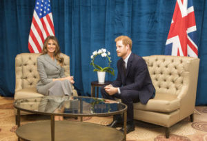 El príncipe Enrique de Gran Bretaña y la primera dama estadounidense Melania Trump sostienen una reunión bilateral antes de que comiencen los Juegos Invictus en Toronto, Canadá, el sábado 23 de septiembre de 2017. (Danny Lawson/PA vía AP)