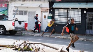 Un gendarme francés persigue a supuestos delincuentes cerca de Marigot, San Martín (foto actualidad.rt.com).
