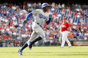 Curtis Granderson, de los Dodgers de Los Ángeles, recorre las bases luego de conectar un jonrón ante Mark Leiter Jr, de los Filis de Filadelfia (AP Foto/Matt Slocum)