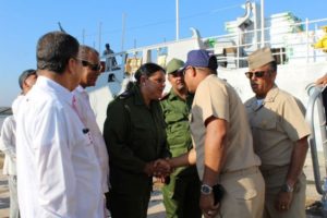Miembros del buque de la Armada Dominicana son recibidos por autoridades cubanas con la ayuda para damnificados (foto @LunaValienteRD)