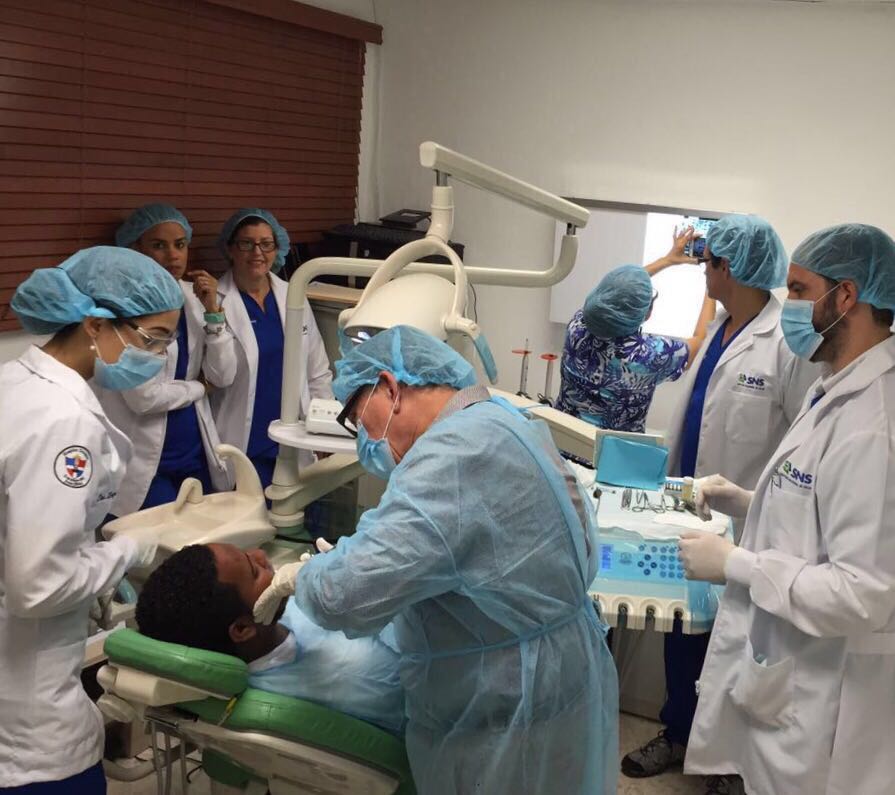 Un paciente recibe asistencia durante la jornada quirúrgica que realiza el Hospital Docente Padre Billini en apertura e programa
