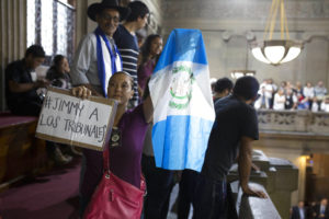 Una mujer sostiene una bandera de Guatemala y un letrero que pide que el presidente de Guatemala, Jimmy Morales, sea llevado a Tribunales. (AP Photo/Moises Castillo)