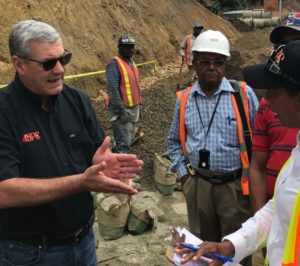 El ministro de Obras Públicas, Gonzalo Castillo, supervisa trabajos en carretera turística de Santiago.