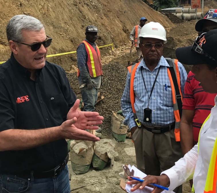 El ministro de Obras Públicas, Gonzalo Castillo, supervisa trabajos en carretera turística de Santiago.