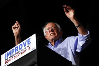 En esta foto del 9 de julio del 2017, el senador Bernie Sanders habla en una concentración de respaldo a la ley de salud de Barack Obama. (AP Foto/John Minchillo)