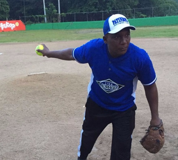 Alex Villanueva fue el pitcher ganador por el Azul, que se enfrentó al Gris en la liga Emce de Sóftbol.