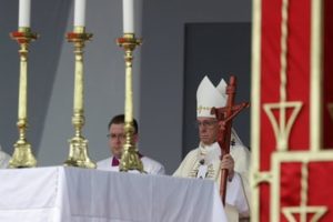 El papa Francisco celebra misa en Villavicencio, Colombia, el viernes 8 de septiembre de 2017. (AP Foto / Andrew Medichini)