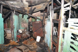 Incendio destruye cuatro casas en San Carlos (foto Romelio Montero)