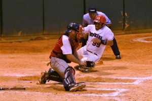 Fernando Gómez de República Dominicana llega quieto al home en el juego de softbol ante EEUU.