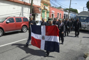 Militares constitucionalistas marchan hacia el Palacio Nacional