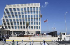 Fotografía de archivo del 14 de agosto de 2015 de la bandera de Estados Unidos ondeando en embajada norteamericana en La Habana, Cuba.