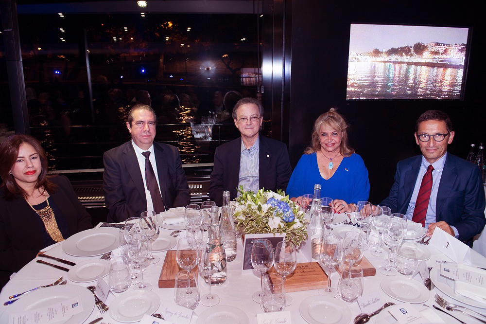 En la mesa principal encabezando el evento del Banco Popular, desde la izquierda , los señores Jeannis Hernández de García, Francisco Javier García, Manuel A. Grullón, Rosa Hernández de Grullón y Michel Wolfovski.