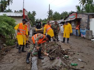 Brigadas de Obras Públicas intervienen zonas afectadas por Irma