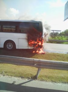 Autobús se incendia en carretera Uvero Alto (foto vía por (@capiurtecho)