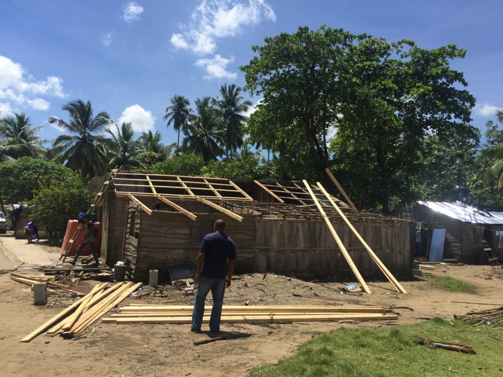 El Plan Social de la Presidencia entrega enseres del hogar e inicia techado en comunidades afectadas por Irma