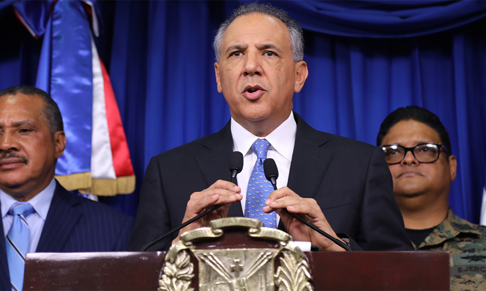 José Ramón Peralta, ministro administrativo de la Presidencia,anuncia supensión de labores poer el paso de huracán María (Foto Nelson Mancebo)