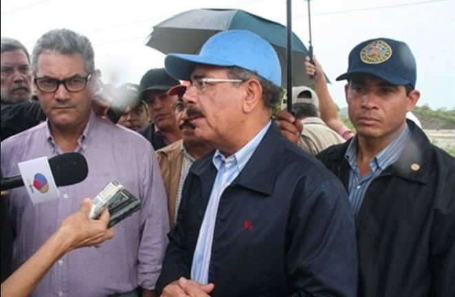 El presidente Danilo Medina y el ministro de Obras Públicas recorren las zonas afectadas por huracán María