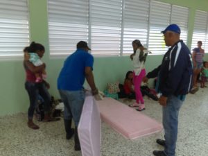 Decenas de desplazados llegan a albergues en Nagua (foto David Hilario)