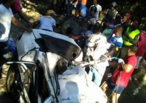 Estado en que quedó el carro en que iban las cuatro personas que murieron al caer al río San Marcos.