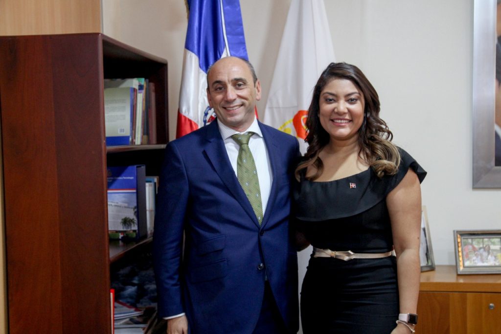 La ministra Robiamny Balcácer y Lorenzo Jiménez de Luis, representante del PNUD en la República Dominicana.