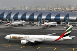 Foto tomada el 22 de marzo del 2017 de un avión de Emirates en el Aeropuerto Internacional de Dubái en los Emiratos Árabes Unidos.